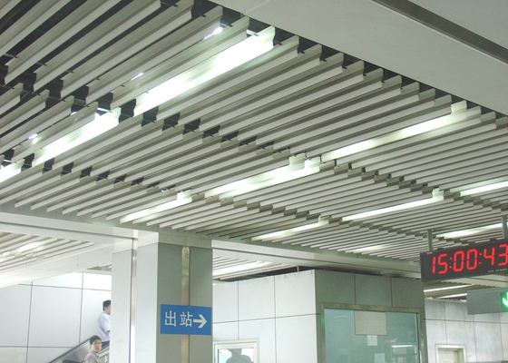 مد پلاستیکی تیغه آلومینیومی Baffle سقف J شکل برای مترو