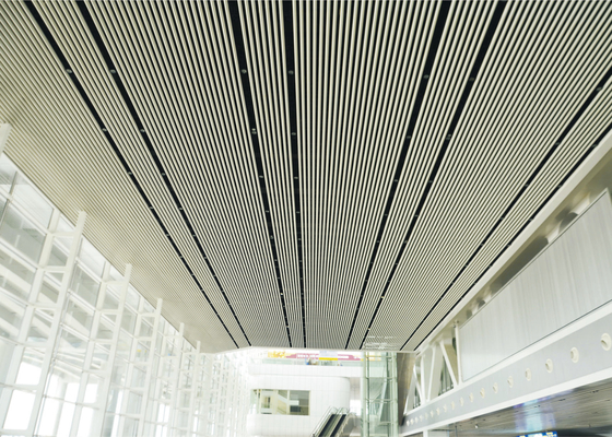 پانل های سقف فلزی خطی حمام سفارشی سقف معلق فلزی راه راه تجاری