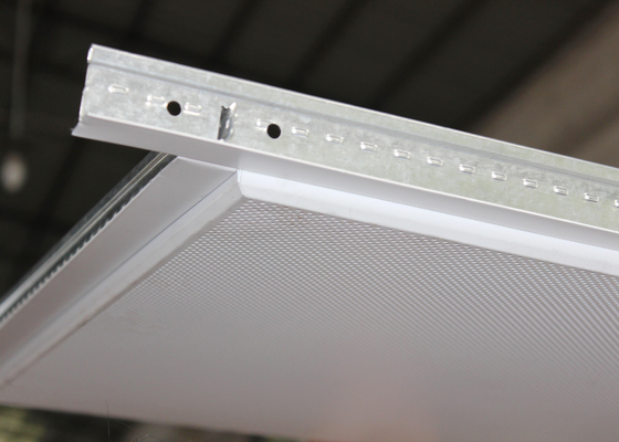 خط افقی زاویه ای آکوستیک در کاشی های سقف کاشی های فلزی با نوار T نوار نصب شده است