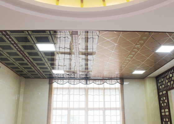 کاشی های سقف کاذب کاج هنری برای الگوی فضایی خانه را بررسی کنید