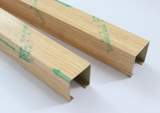 رنگ گرانول چوب U شکل سقف فلزی خطی برای دکوراسیون داخلی